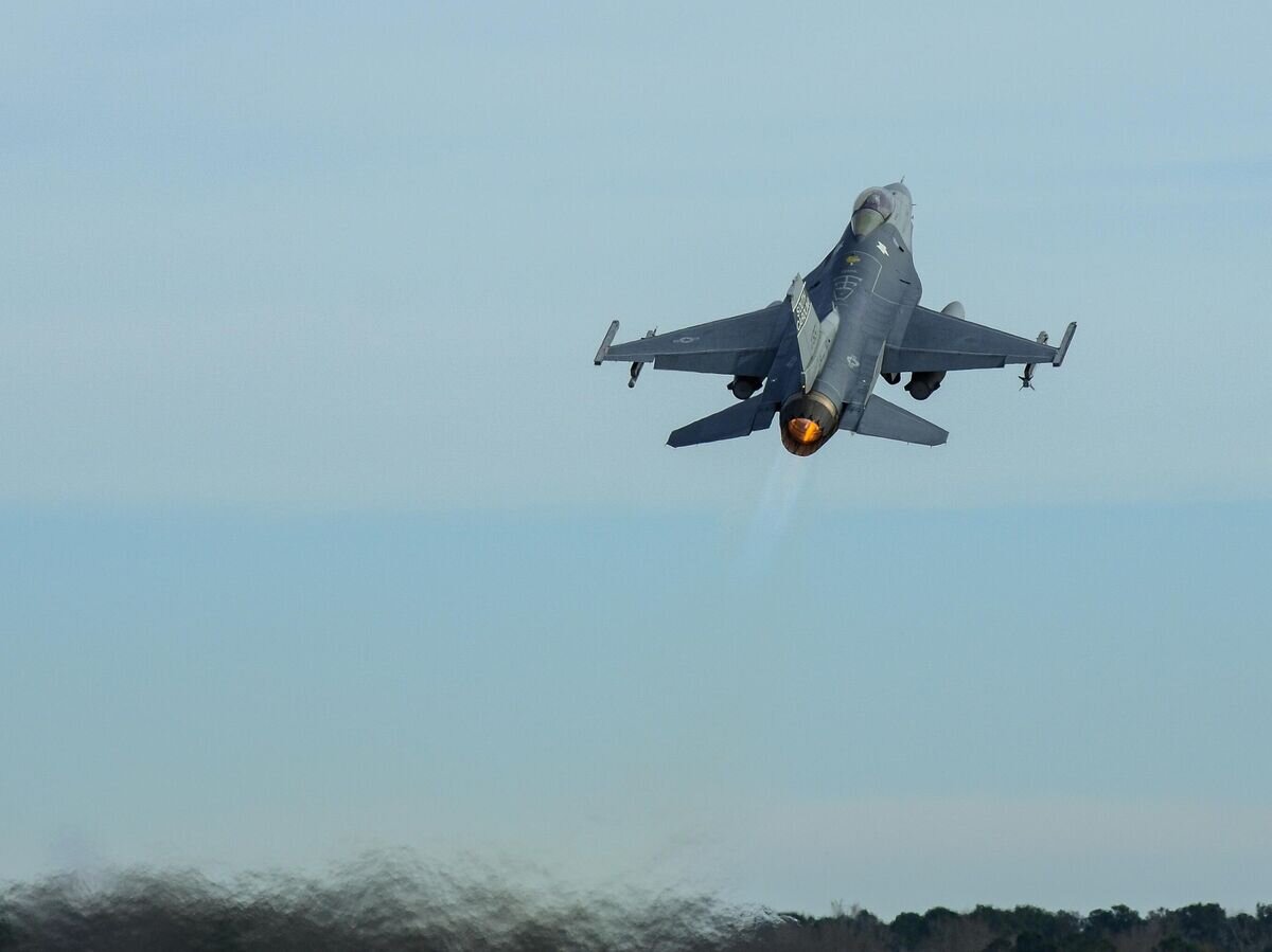    Американский истребитель F-16 Fighting Falcon© Фото : U.S. Air National Guard / Tech. Sgt. Caycee Watson
