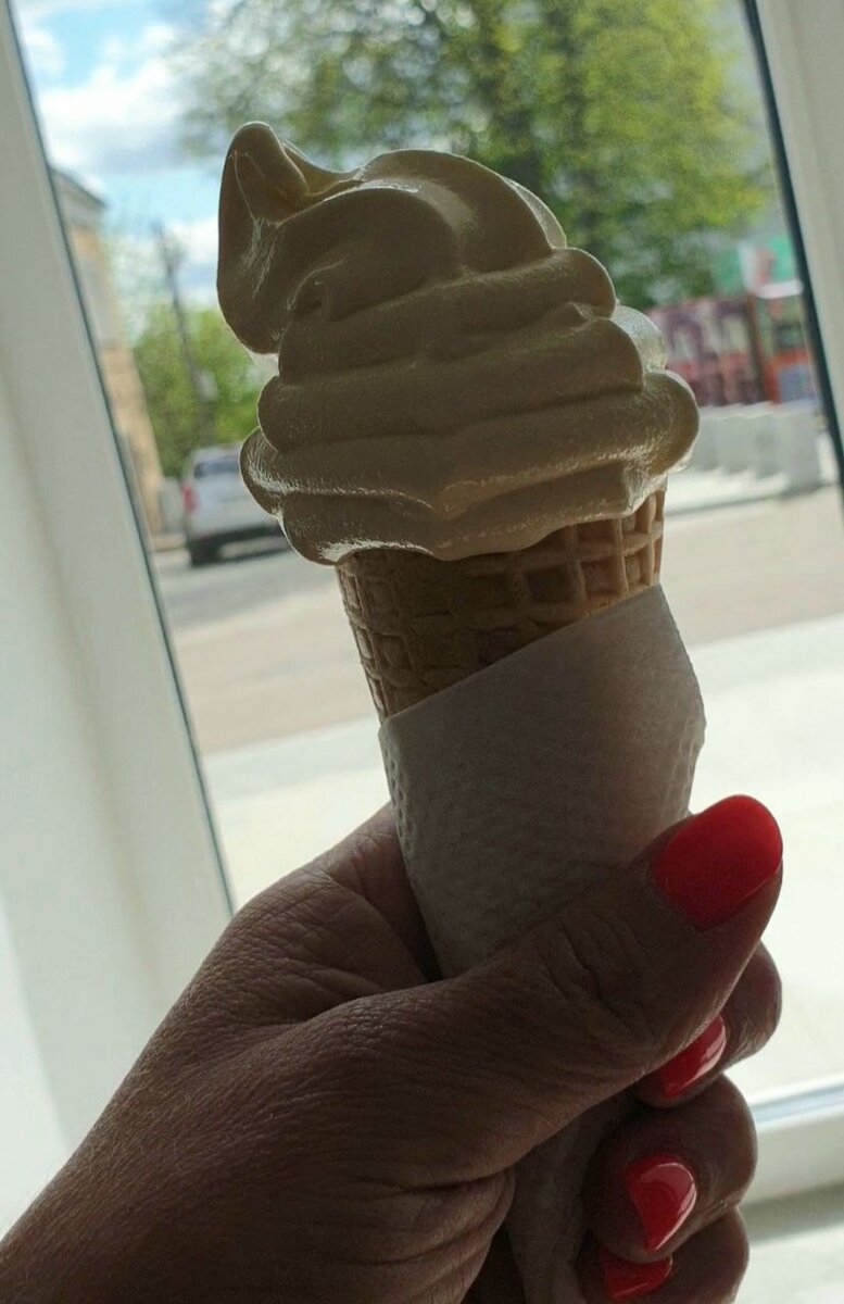 Сырное мороженое можно купить в Сыроварне, Пекарне, Медоварне на площади Революции с права от памятника Неизвестному солдату, 