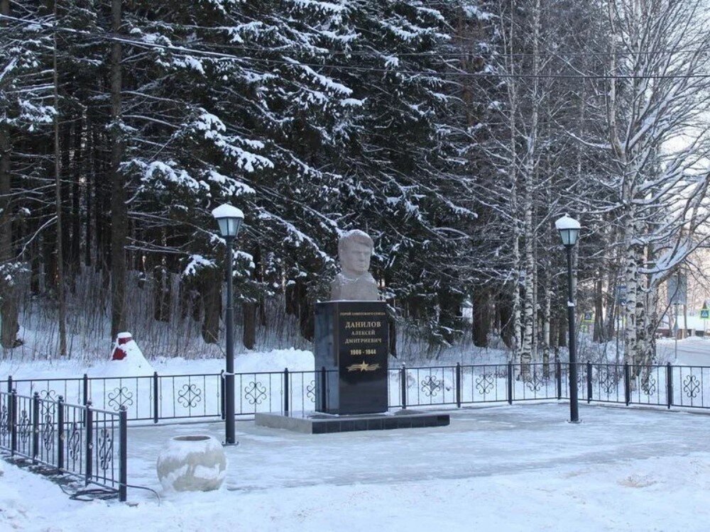 Памятник А.Д. Данилову. Фото Алексея Казаринова.
