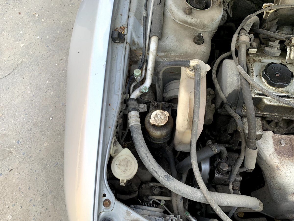 Два бирюзовых колпачка-под ними скрываются ниппеля, тонкая трубка-магистраль высокого давления, толстая-низкого. 