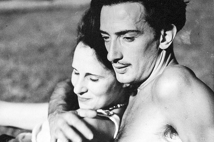     "Взяла беззащитного и одаренного Дали и превратила его в мультимиллионера": история отношений Сальвадора и его Галы