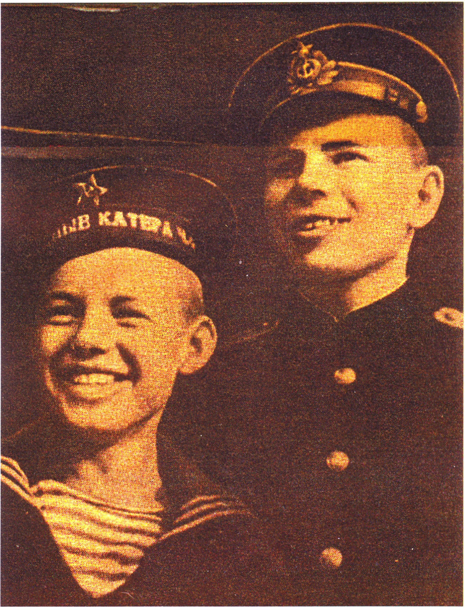 Юнга Валерий Лялин и капитан торпедного катера Андрей Ефимович Черцов. 