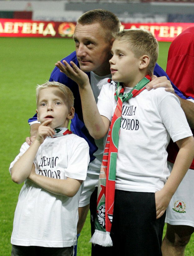    Андрей Тихонов с сыновьями Мишей и Денисом.Никита Успенский архив «СЭ»