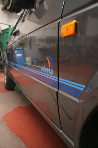 Декоративные полосы с надписью Skipper по бокам