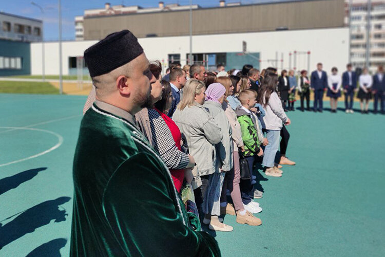   Пришел сюда и имам-хатыб находящейся неподалеку мечети «Гаиля» Рустам Хайруллин Фото: Альфред Мухаметрахимов