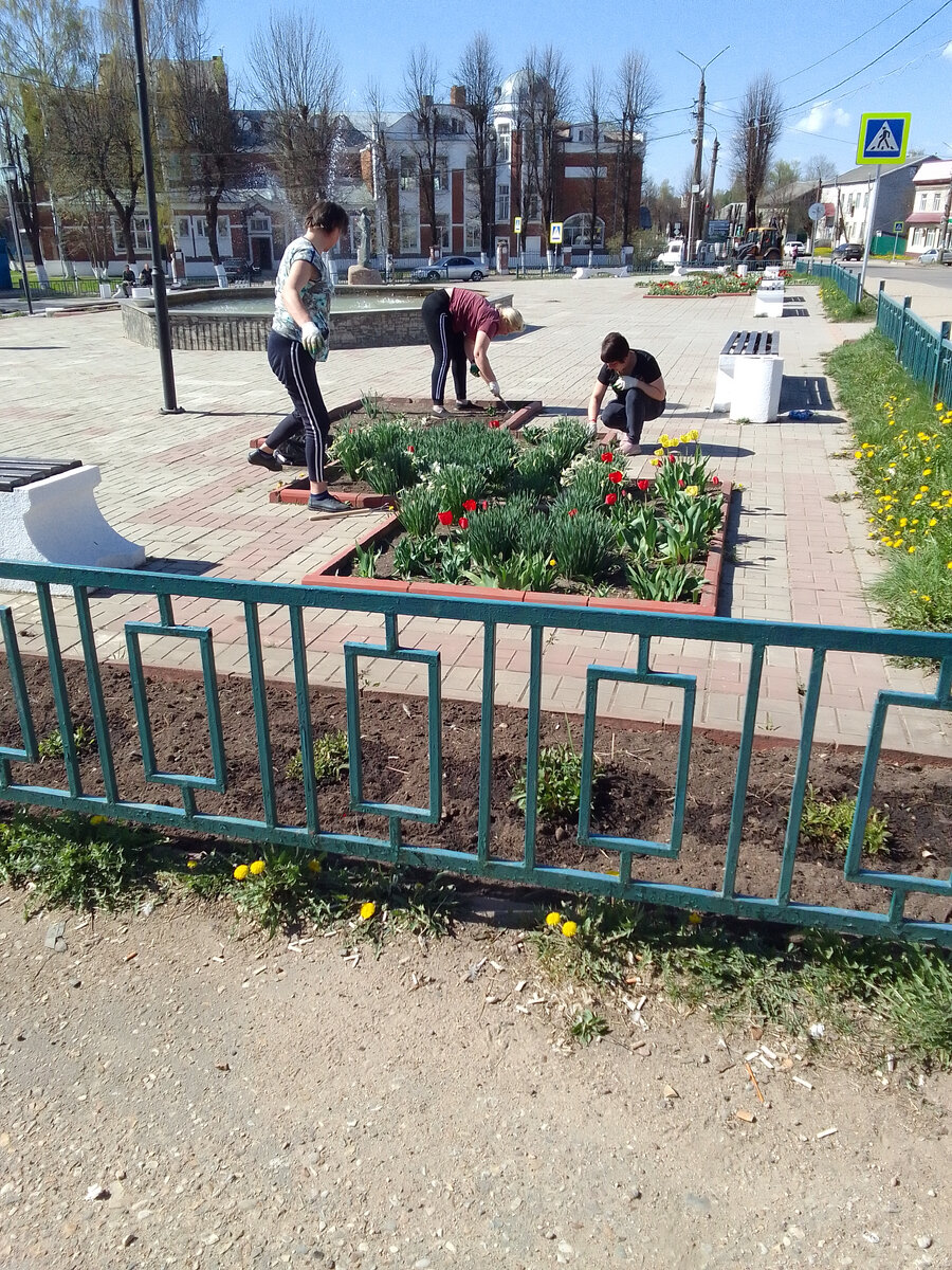 На площади сажают цветы