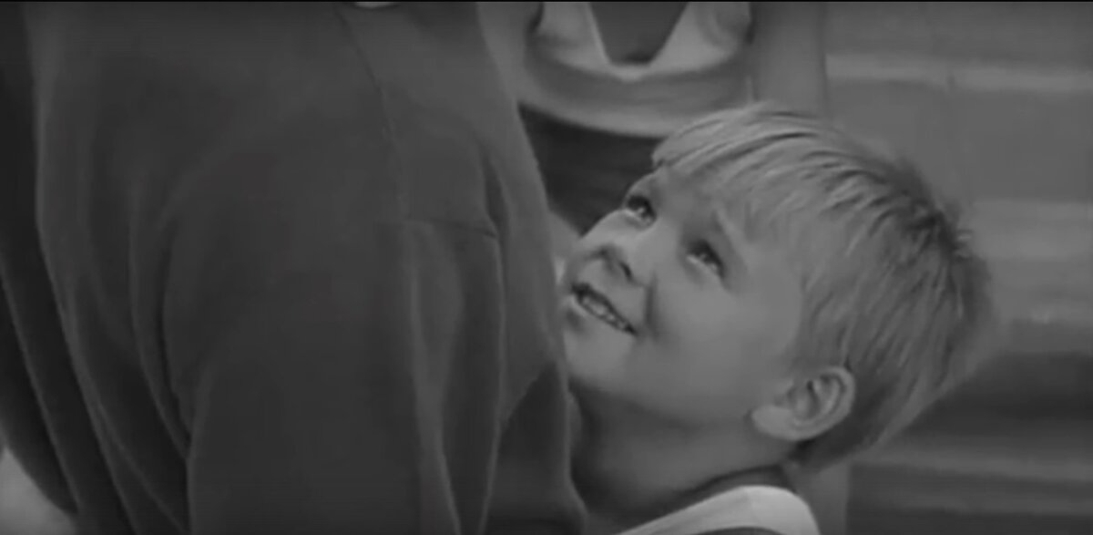 Кулешов ластится к тренеру.