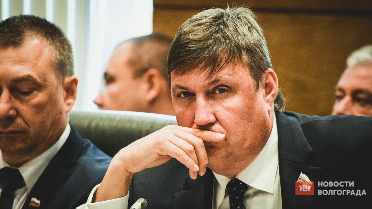     Депутата Волгоградской облдумы Александра Осипова обвиняют в избиении женщины, живущей по соседству. Он, в свою очередь, подал заявление в суд на оскорбление, а рукоприкладство отрицает.