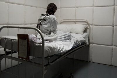    Девушка в смирительной рубашке ©pixabay.com