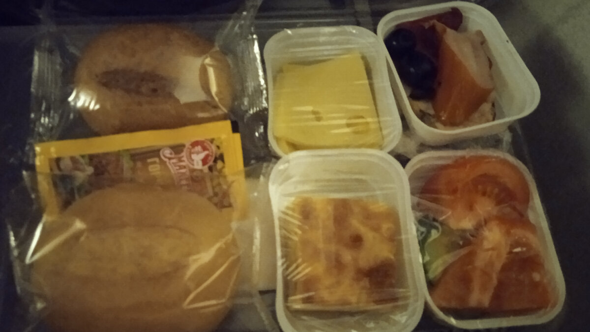 В правом верхнем углу копченая рыбка с оливками