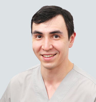 Я поддерживаю позитивный настрой в беседе, но широко не улыбаюсь. Как меня поймал фотограф в подобном оскале – до сих пор загадка. Отныне эта фотография везде: на сайте клиники, на ПроДокторов, в этом блоге.