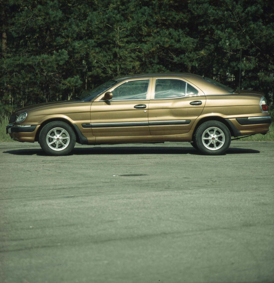 Самое ужасное состояло в том, что внешний вид новой Волги мне. в общем-то,  не нравился. Но сознание того, что это – лучший отечественный автомобиль, пересиливало. Да и альтернативы не было: не возвращаться  же с позором на малолитражки. А иномарок я тогда просто опасался