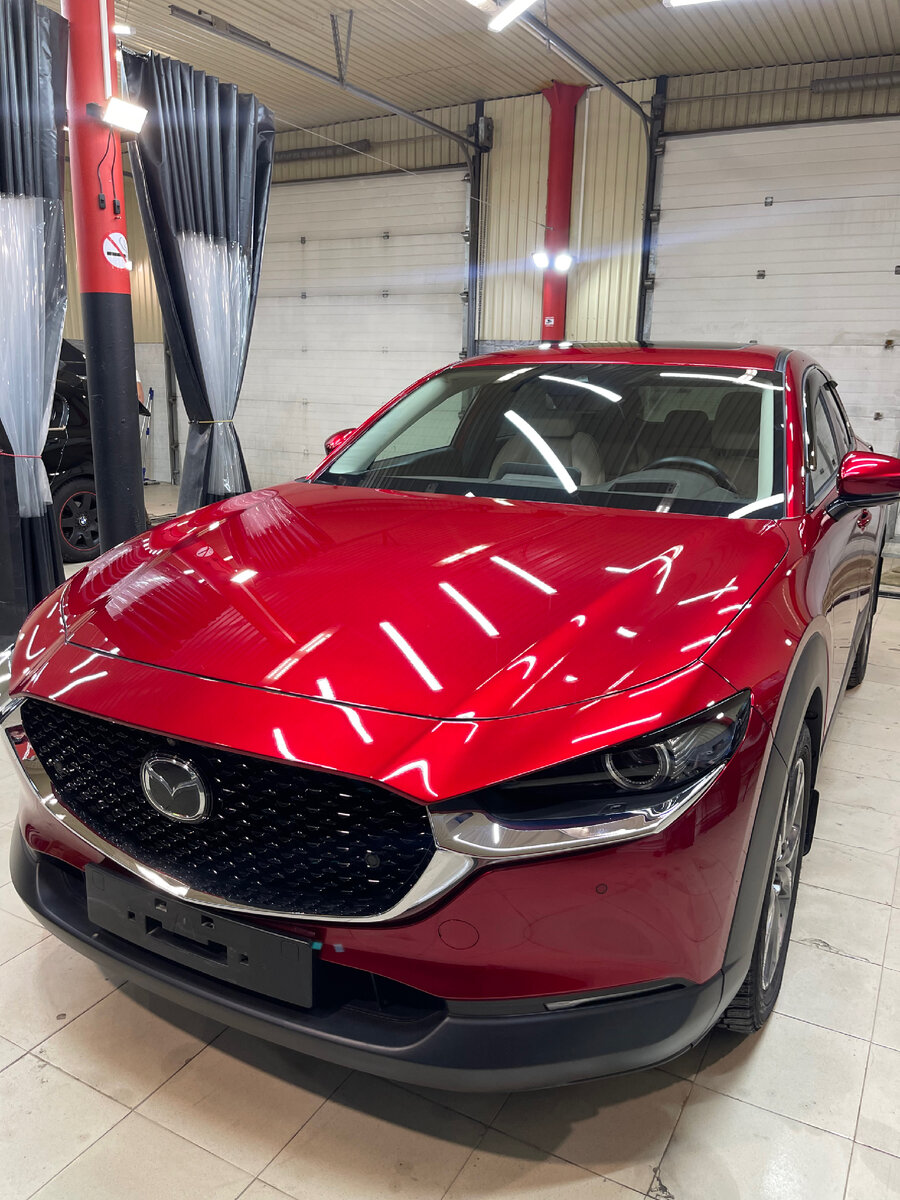 Керамика на сегодня очень нужная вещь так как сохраняет блеск и насыщенность цвета авто, так же продлевает срок службы ЛКП, благодаря тому что верхний слой лака становится тверже на кузове появляется меньше царапин, а гидрофобный эффект это вообще бомба, машина практически не марается 