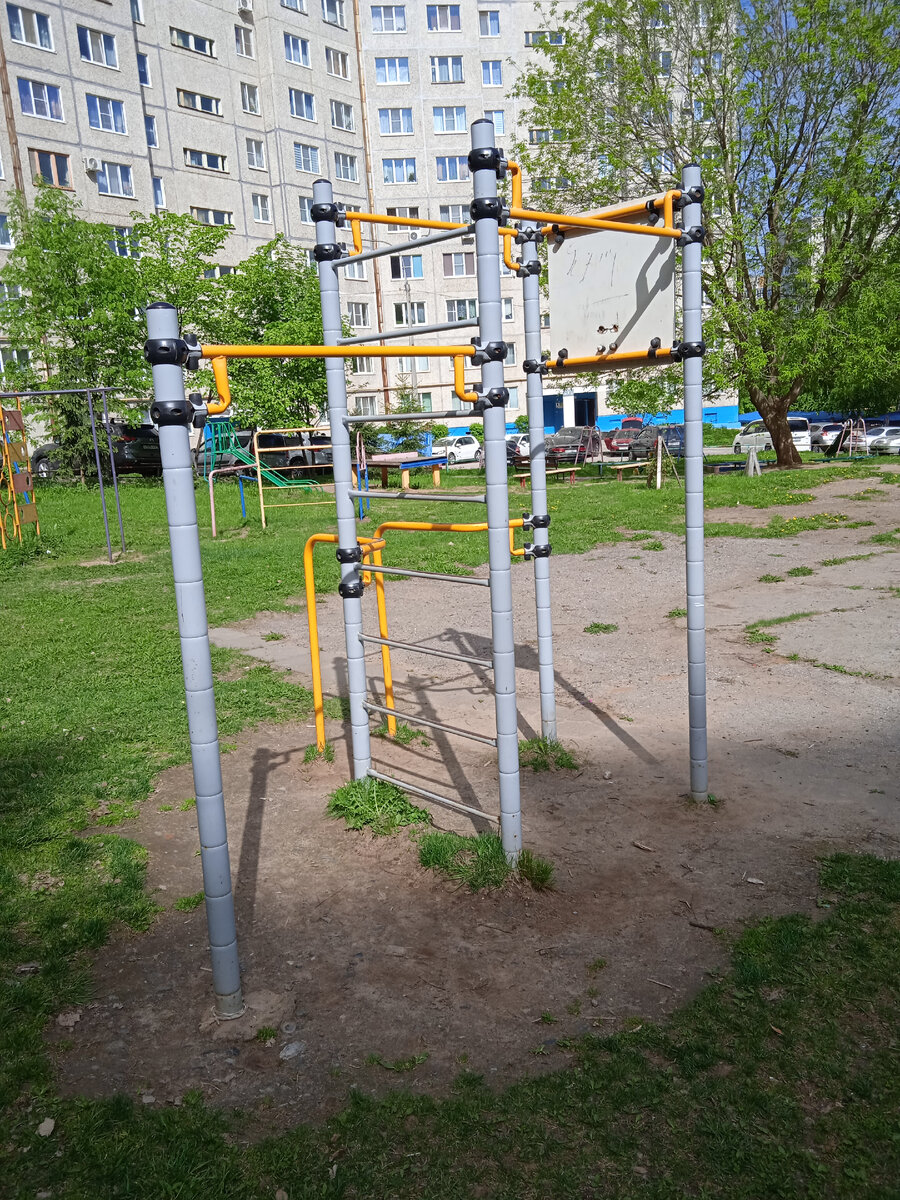 Маленький турничок недалеко у подъезда