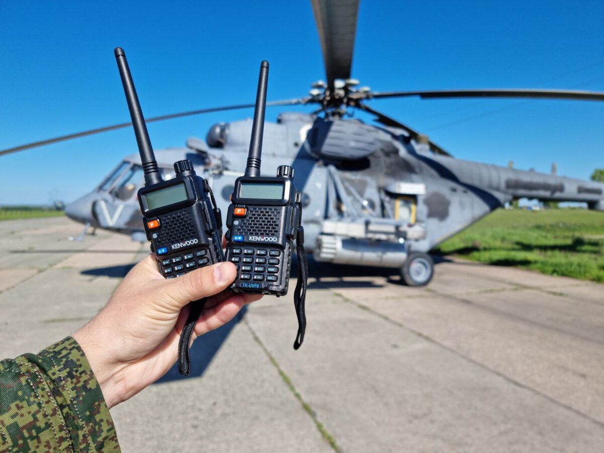 Фото японских раций KENWOOD, производимых по лицензии японцев на китайских предприятиях. Одна из фотографий отчёта пилота ВКС России из телеграм-канала FightBomber, на что были потрачены деньги выделенные для нужд СВО. 