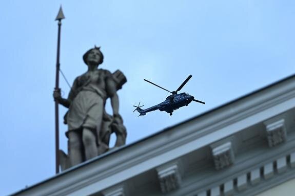    Полицейский вертолет возле дворца Бельвю, где Зеленский встречался с президентом ФРГ Штанмайером. Фото:Filip Singer/globallook.com.