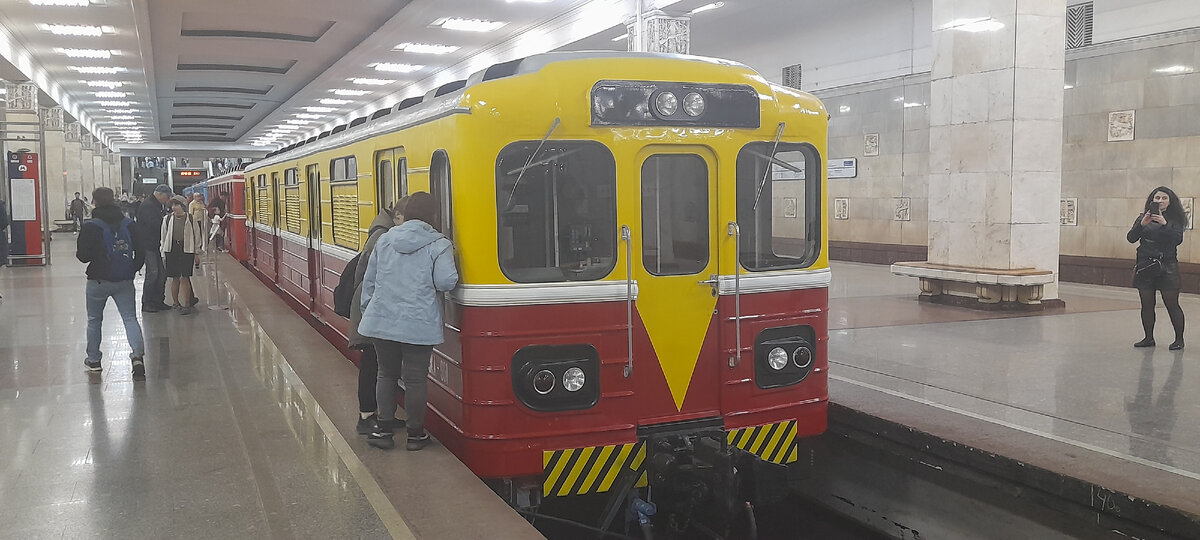 Дорый день с 13-по 16 мая на станции метро Партизанская проходит выстака метро вагонов прошлых лет.Вашему вниманию представлены несколько пасажирских вагонов.Например вагон Века 001 ремонтный.-2
