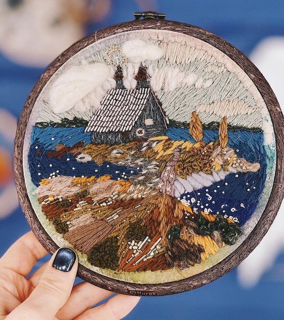 Использую в вышивке бисер, пайетки и натуральную шерсть