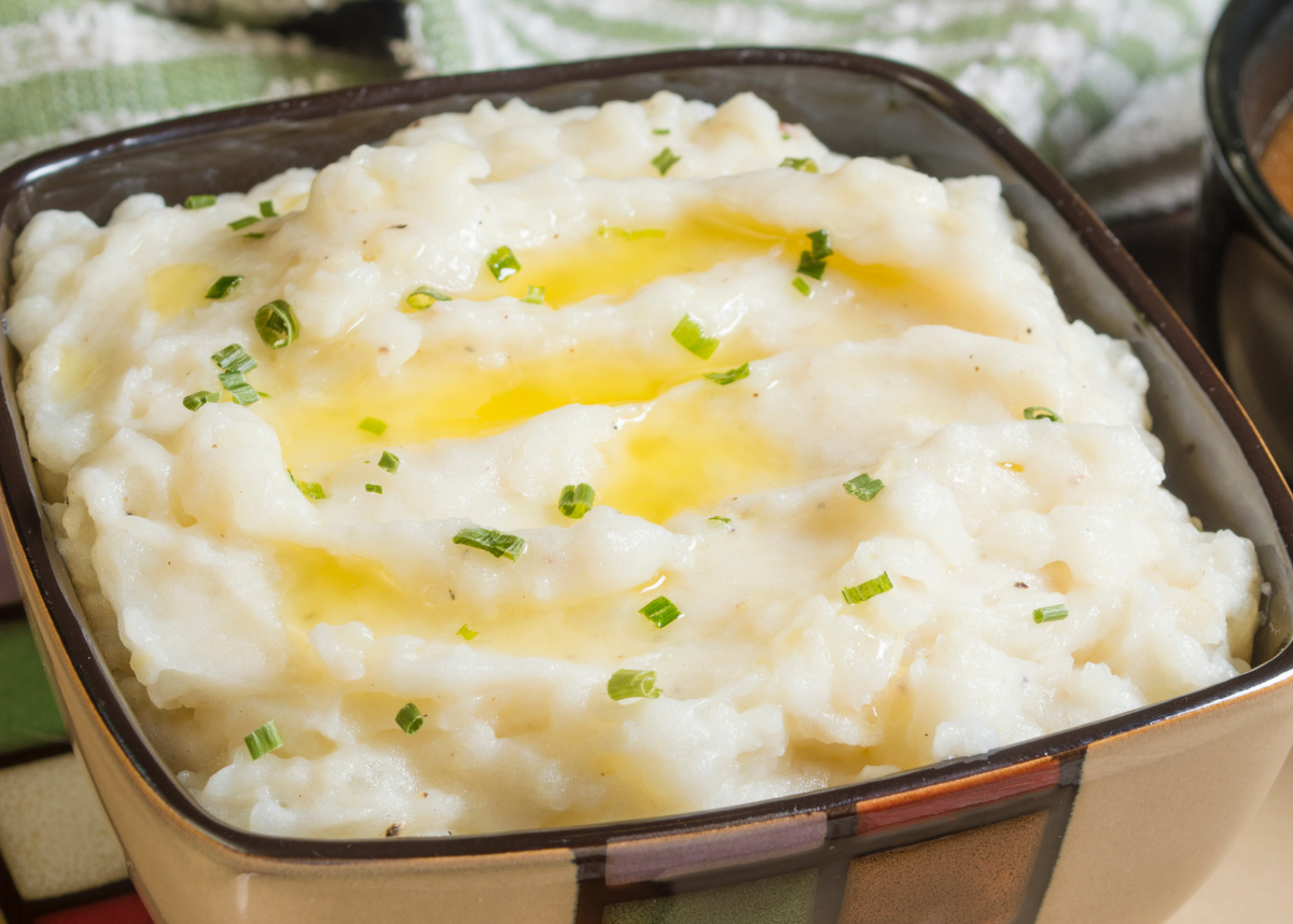 Пюре картофельное с подливой. Картошка пюре с говядиной и подливкой. Гуляш с картоф пюре. Подлива для картофельного пюре без мяса. Картофельное пюре с соусом.