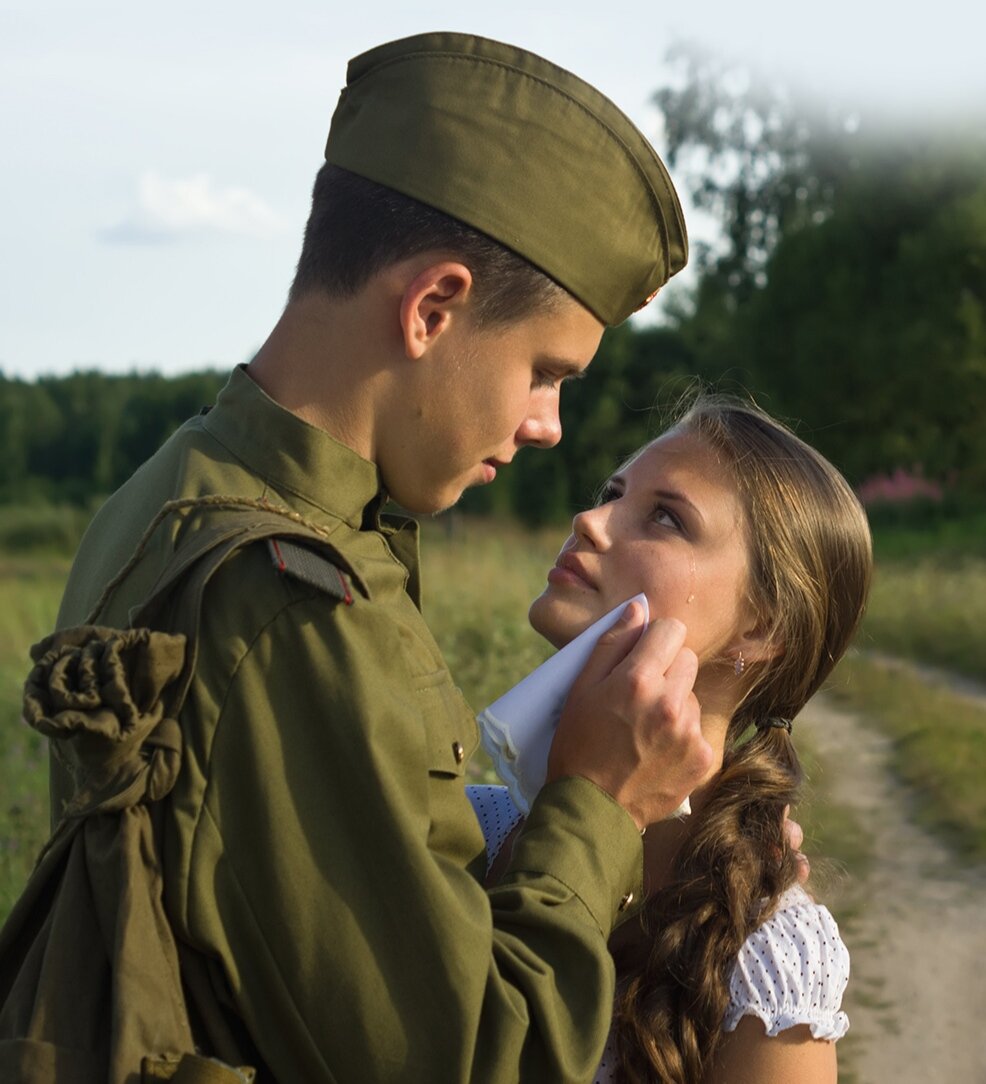 Любовь на войне произведения. Солдат прощается с девушкой. Девушка провожает парня. Девушка провожает на войну. Девушка провожает солдата.