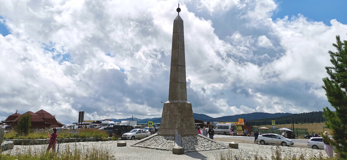 Стела в честь 200-летия добровольного вхождения алтайского народа в состав Российской империи