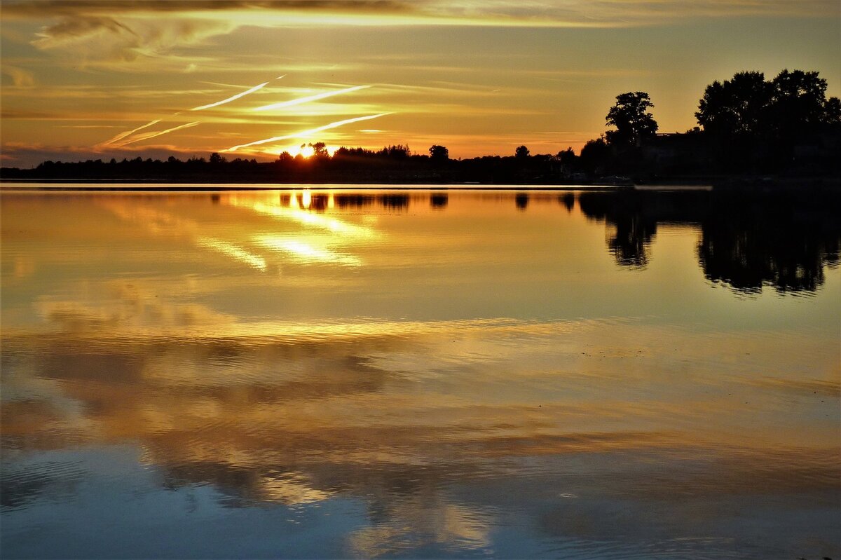 Закат на реке Кубене. Фото Валерия ТАЛАШОВА.