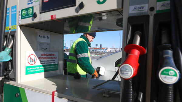 Автомобилисты опасаются повышения цен на АЗС в июне. Обложка © ТАСС / Роман Пименов