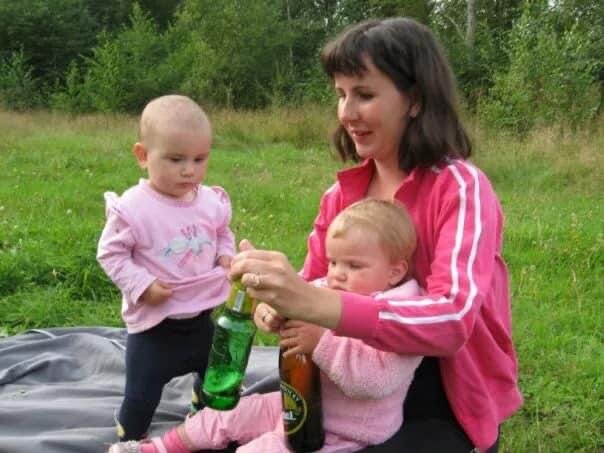 Ребенок пьяница. Пьющие мамы. Малыши алкаши. Дети в семье алкоголиков. Пьющие мамаши.