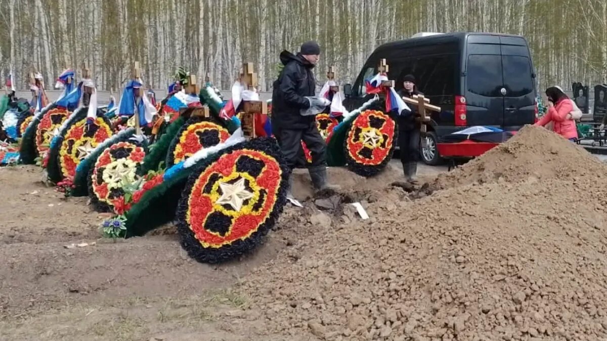 242-го «вагнеровца» похоронили 14 мая в специальном секторе Гусинобродского кладбища в Новосибирске. Фото: Анна Светлова