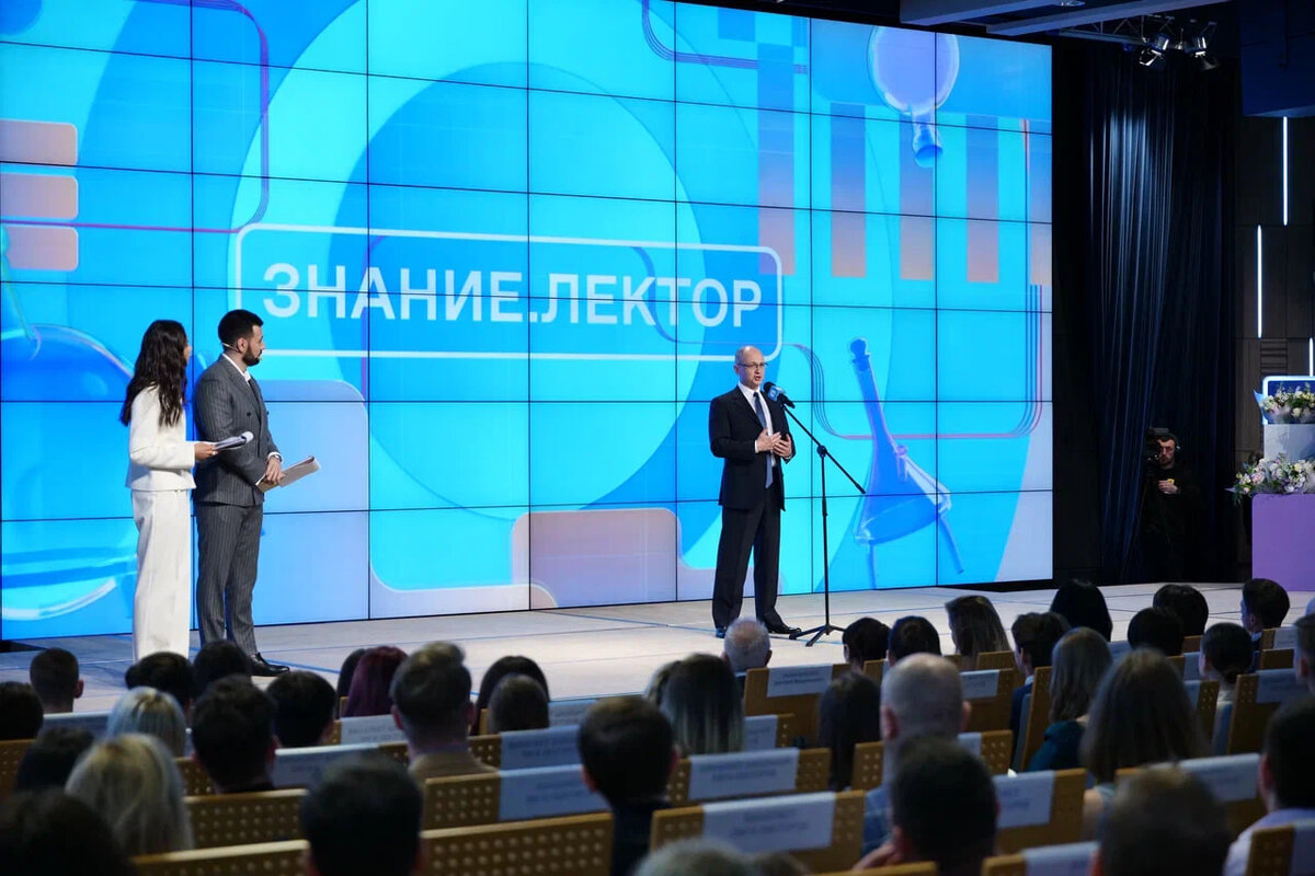 «Все мы, люди, как правило, боимся того, чего не знаем, боимся неопределенности. Она лишает уверенности в действиях, она не позволяет принимать правильные решения, брать на себя ответственность. Какое есть против этого лекарство? Только одно — знание. Поэтому знания, которые вы создаете и передаете, — это лекарство от страхов, лекарство от неуверенности. Это важнейший ресурс для того, чтобы не просто наблюдать за изменением мира, а для того, чтобы создавать эти изменения, и для того, чтобы управлять ими. Так, чтобы каждый человек смог реализовать себя, чтобы будущее нашей страны было таким, каким оно должно быть: прекрасным, конкурентоспособным и очень светлым. И это происходит благодаря вам. Спасибо вам большое!»