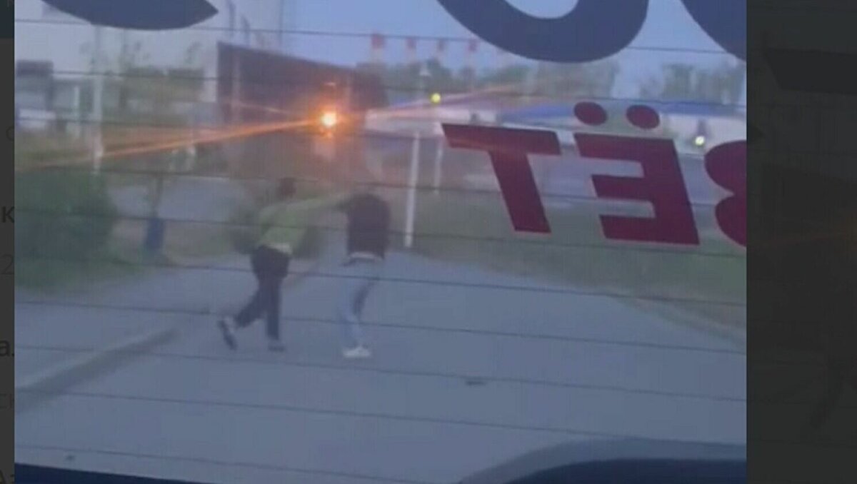     Достаточно жёсткая драка произошла на территории кампуса ДВФУ рано утром 20 мая. Очевидец рассказал, что один из участников влетел в стекло женской части общежития.