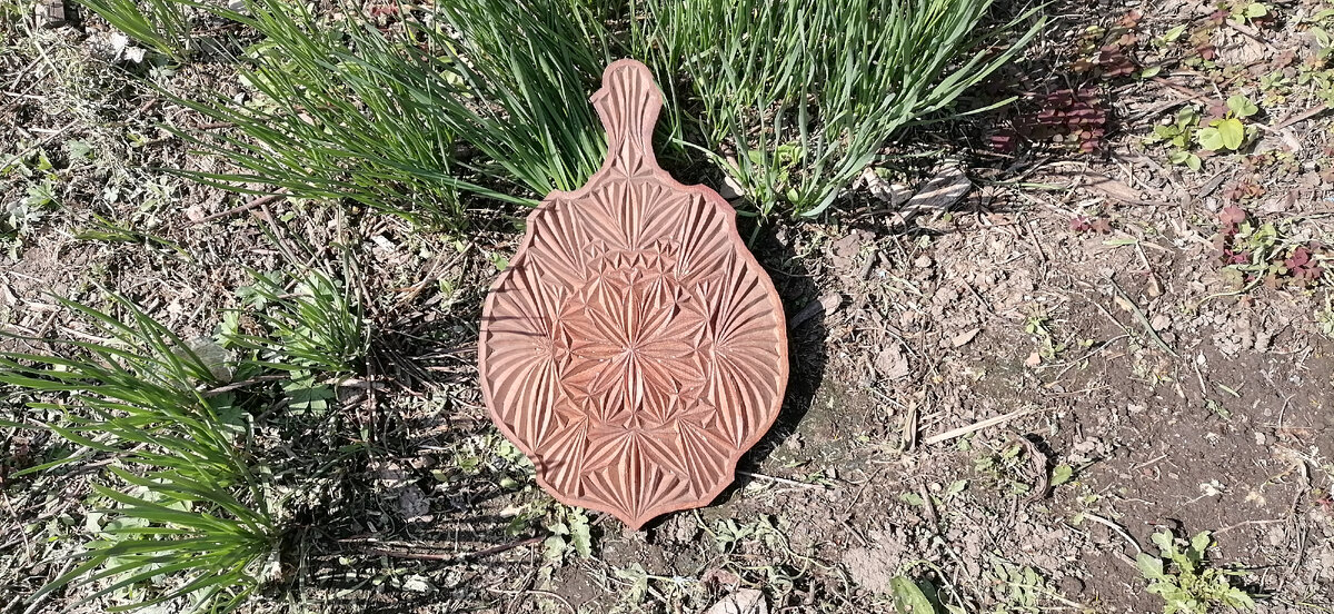 разделочная деревянная доска с геометрический рисунком для разделки 