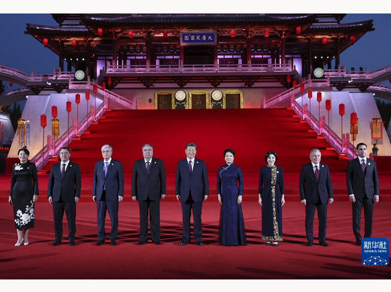 Торжественный прием гостей на саммите КНР-ЦА. Фото МИД КНР. https://www.fmprc.gov.cn/zyxw/202305/t20230518_11079755.shtml