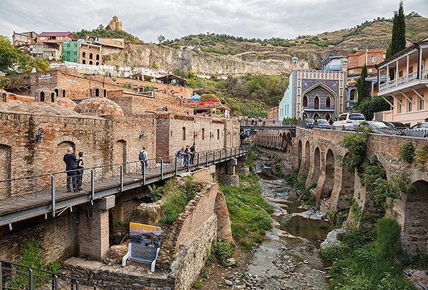 Россияне любили приезжать в Тбилиси на выходные — поесть вкусного мяса и выпить достойного вина
Фото: Yulia Babkina / Legion-media.ru