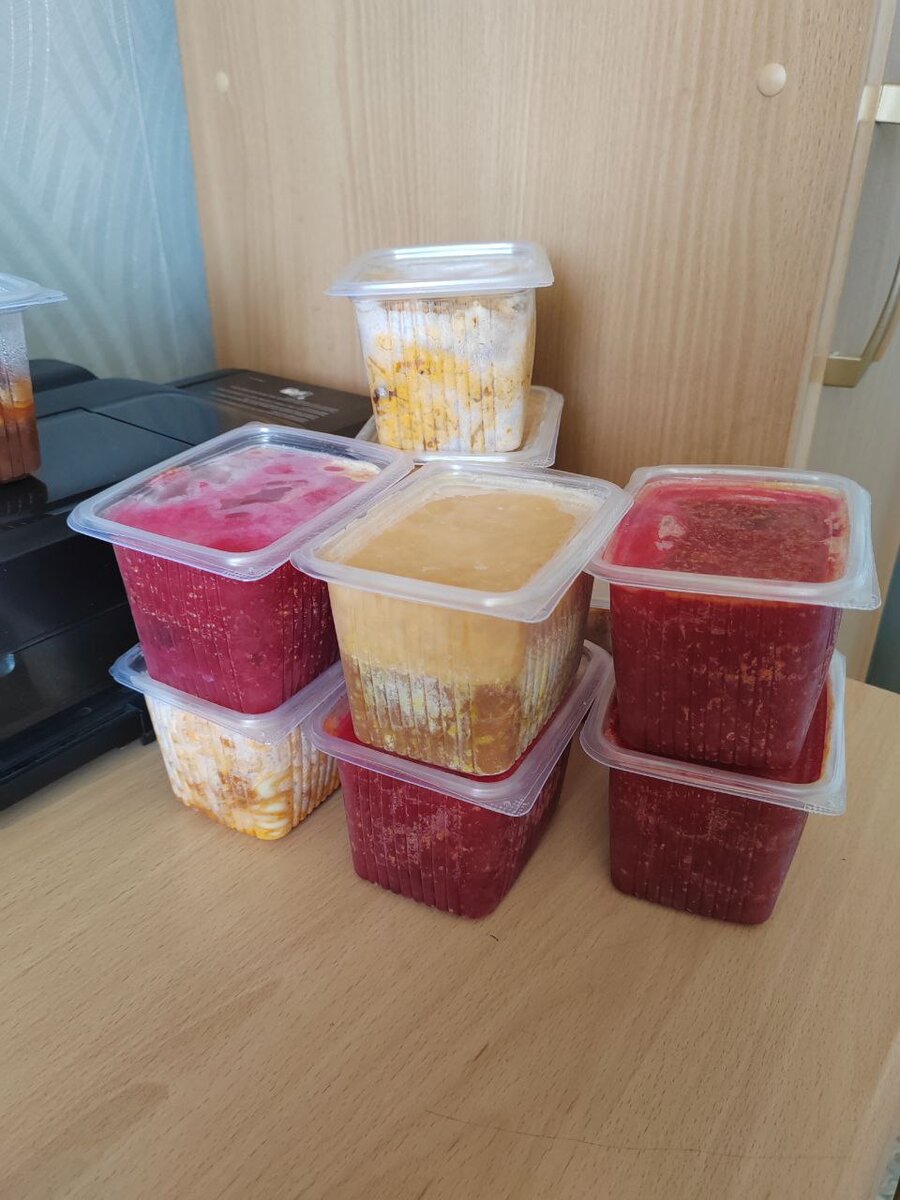 Борщ, лапша, гороховое пюре.  Фото автора.