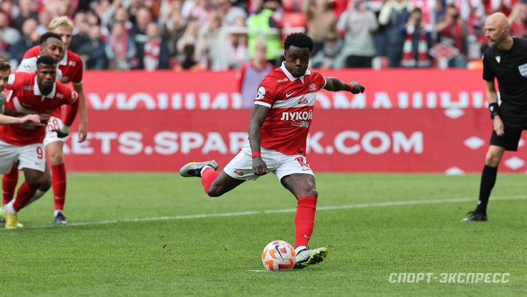    Квинси Промес исполняет пенальти в ворота ЦСКА.Александр Федоров