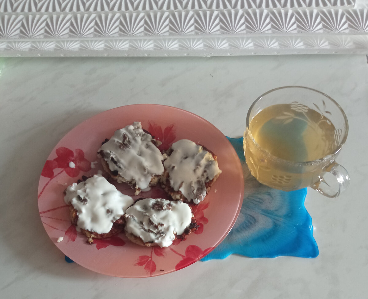 Завтрак сырники-195гр., сметана 10%-50гр. Чай. К-399,0         Б-24,59         Ж-20,76        У-27,27.