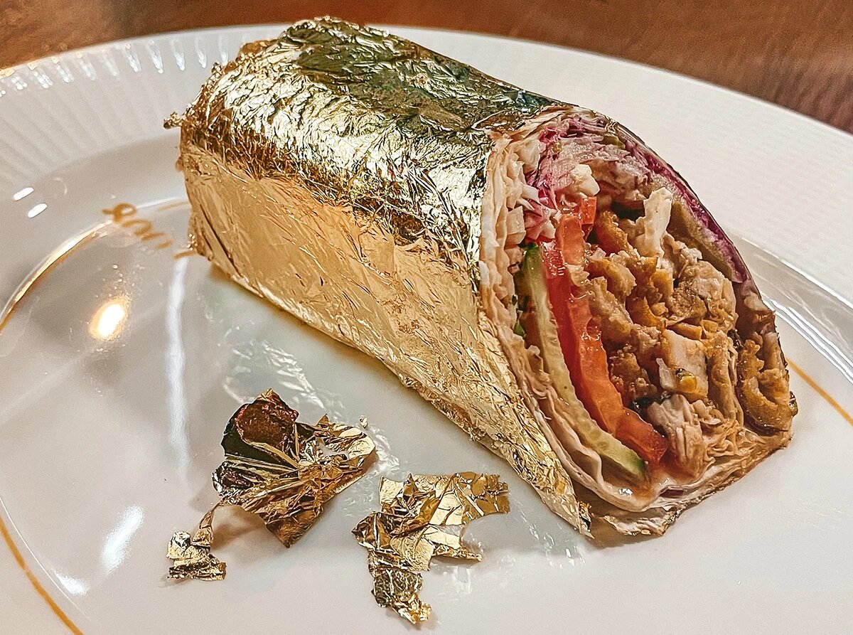 Шаурма в золоте за 1590 рублей из 800°С Contemporary Steak. Фото: «НЕБОРЩИ»