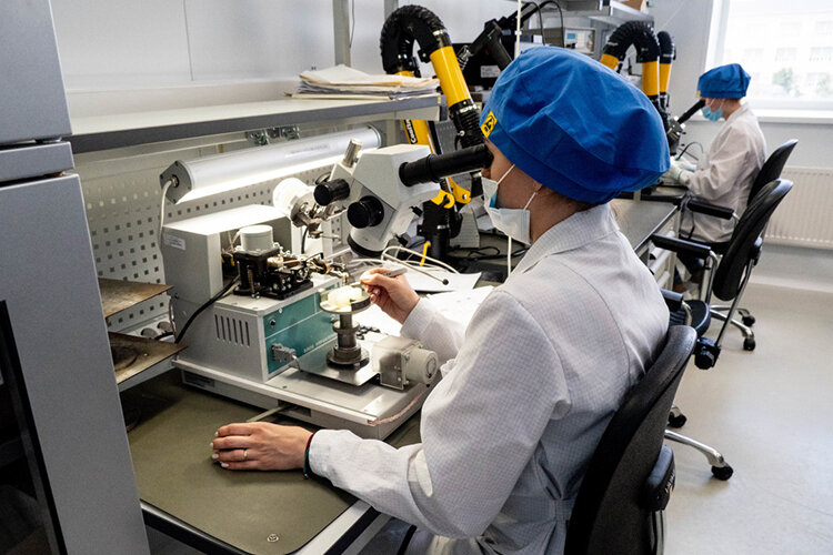   «В Приволжском районе системообразующие предприятия — это «Нэфис Косметикс», а также «Вакууммаш», «Радиоприбор». Они лидеры в своих отраслях и чувствуют себя хорошо, динамика финансовых показателей положительная» Фото: «БИЗНЕС Online»