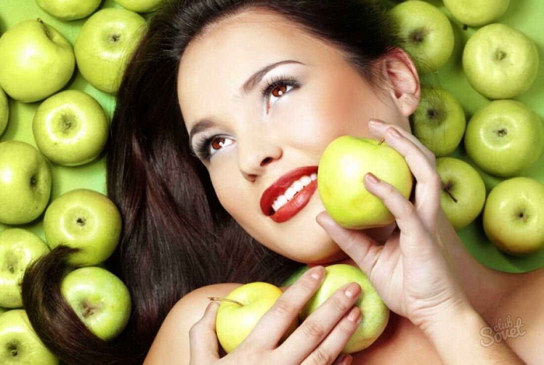 красивая улыбка. красивая девушка с яблоком. девушка ест яблоко. девушка с фруктами. маска из яблока для лица.