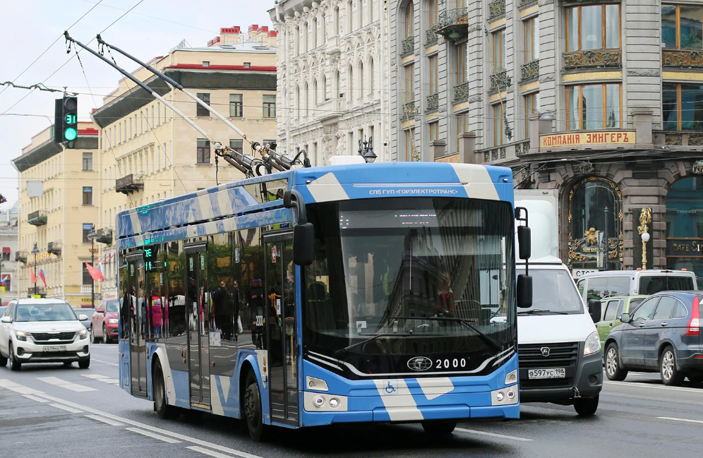 В СПб полно различного вида транспорта, и ожидание не занимает больше 15 минут