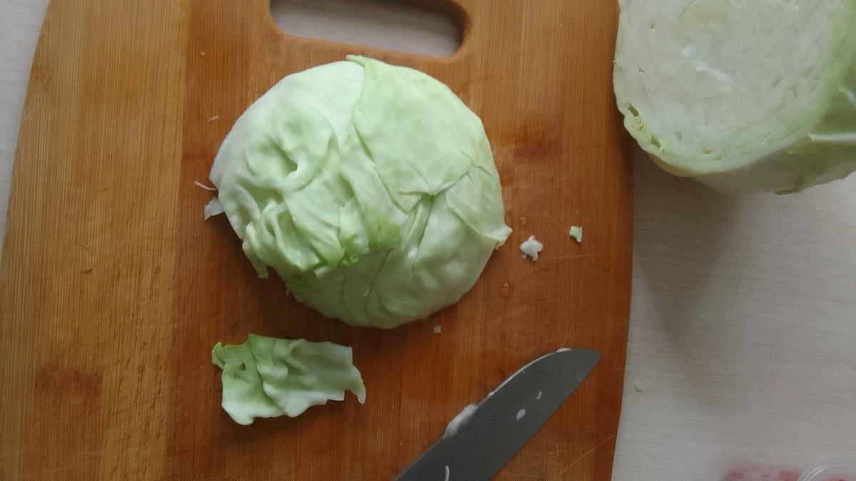 Чикнула немного капустки. Свежая, сочная, вкусная.
