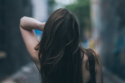    Девушка-брюнетка ©Verne Ho Unsplash.com