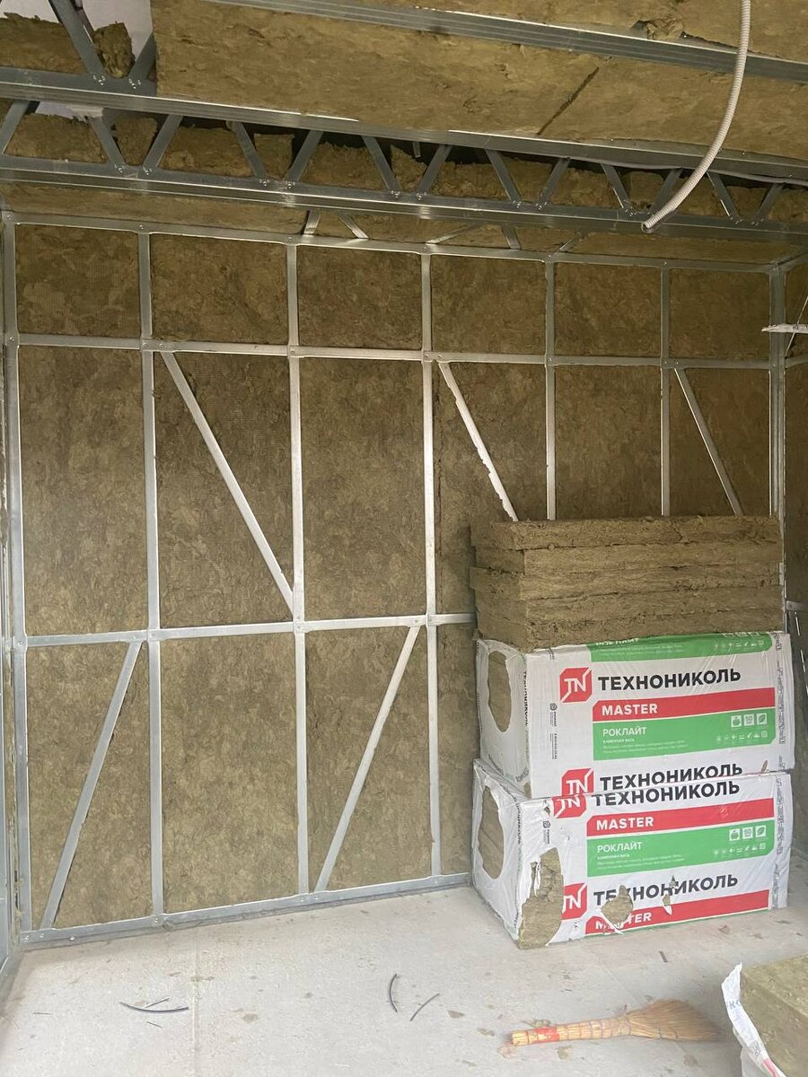 Утепляется каркас обычно разного типа ватами, хотя есть и вариант утепления модифицированным пенобетоном для создания эффекта монолитного дома