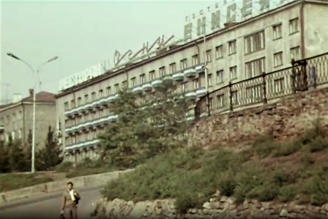 Кадр из телефильма "Не отдавай королеву" (1975)