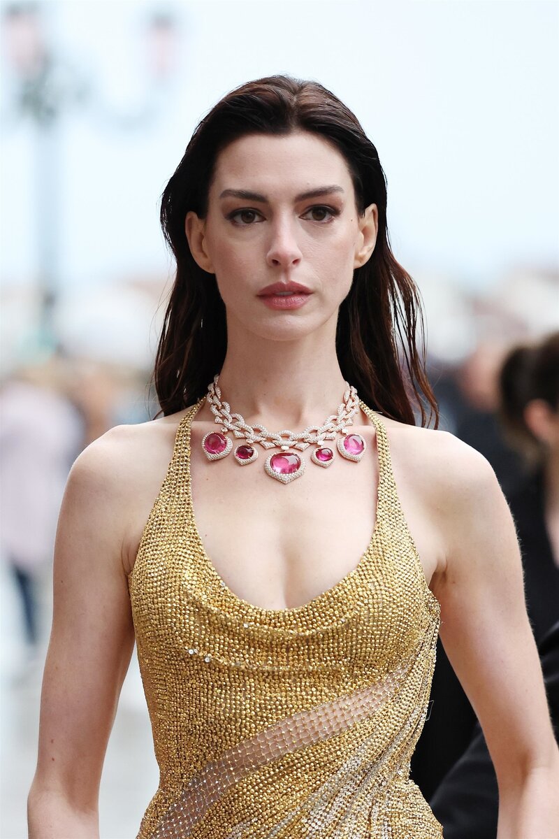 «Не устоит никто!»: Новая фотосессия Энн Хэтэуэй для Versace — просто королева стиля