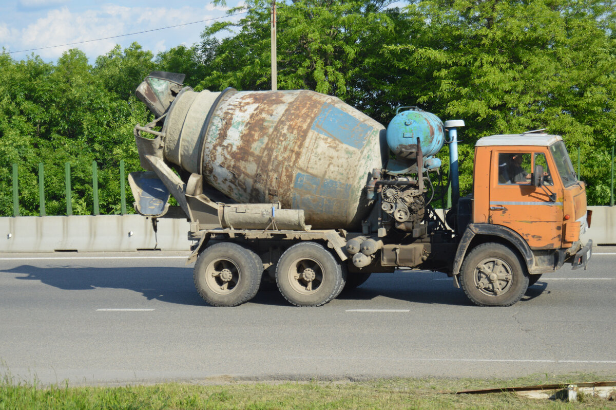 фото автора. Май 2023. Спецмашина, с двумя дизелями, миксер вращает дизель трактора Т–40.