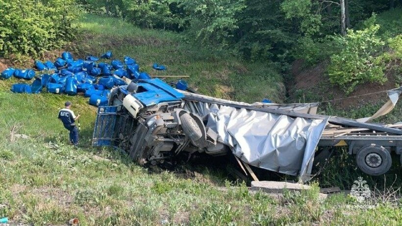    Фура съехала в кювет на трассе М-5 в республике Башкортостан ©Главное управление МЧС России по Республике Башкортостан
