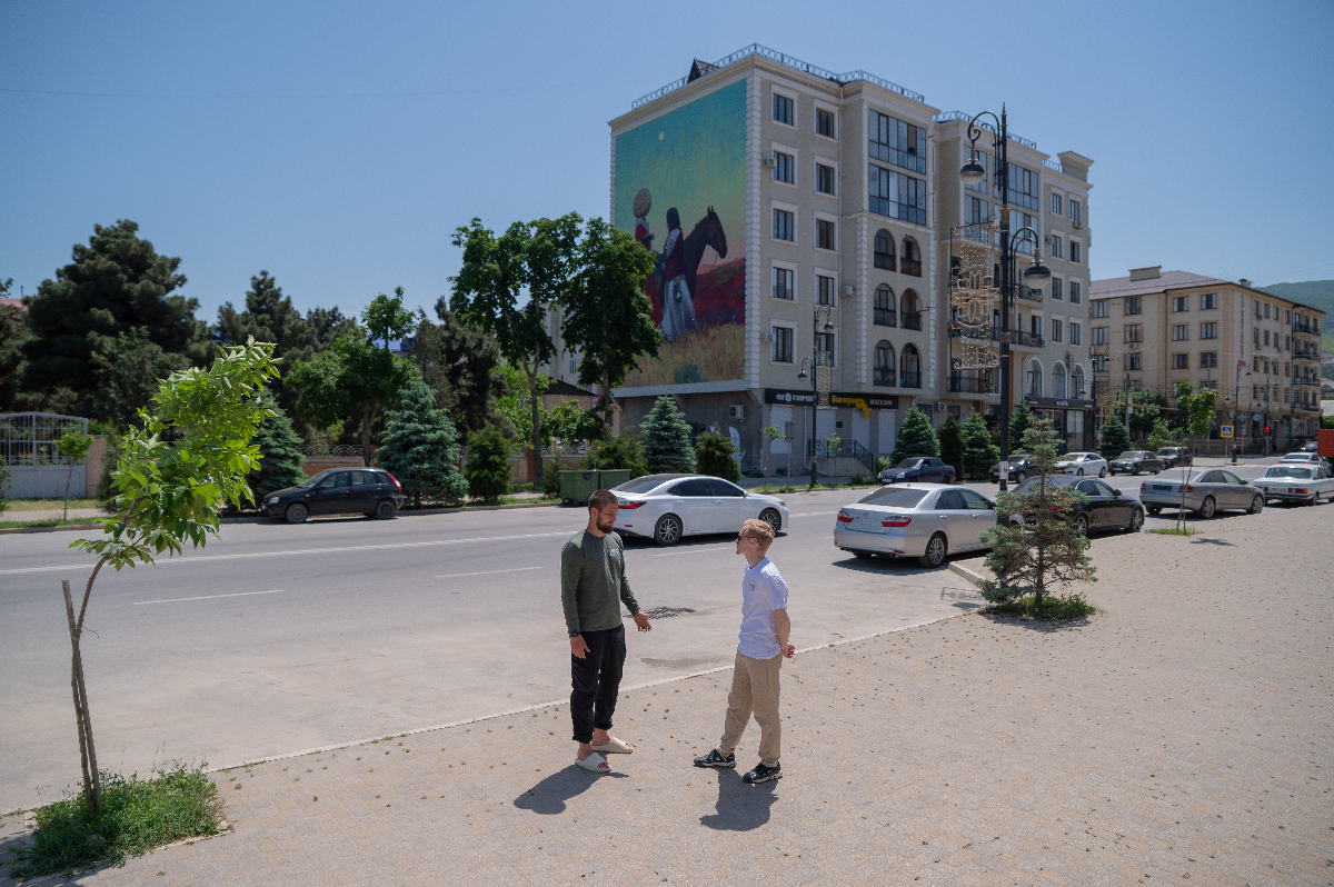 Гагарина, 14 - Андрей Калугин "Версус", Александр "Дема" ("Вот я вернулся с дороги")
Фото: Мадина Гаджиева/ТАСС