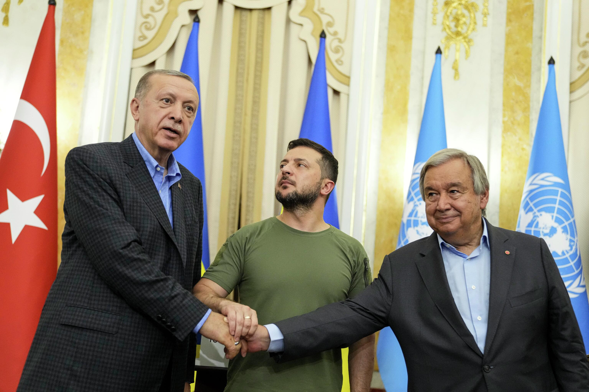 © AP Photo/Evgeniy Maloletka